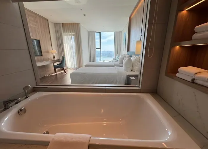 A La Carte Bay View Bien Tang Cao Aparthotel Ha Long
